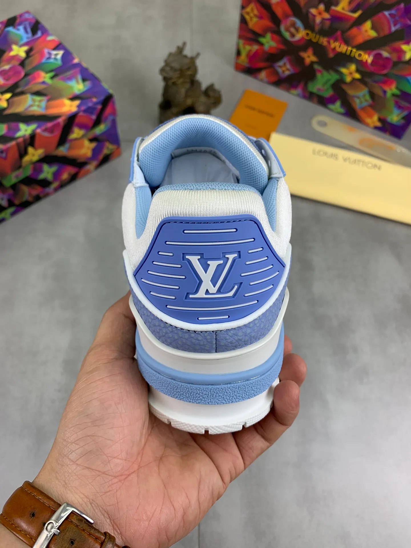 Men's men's shoes 💰P580 New style 💰💎💎Latest color High version 2025Louis*Vuitto* LV Traine Catwalk TRAINER outsole and fabric private model A shoe that definitely costs a lot of money and effort. This series was designed after the arrival of Vifgil. It is favored by many fans every season. Original TPU outsole Original packaging Color: black Available in white (available from stock, super fast shipping) Code number: 35-46
